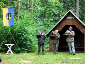 Jagdhornbläser vor der Schutzhütte "Drei Buchen"