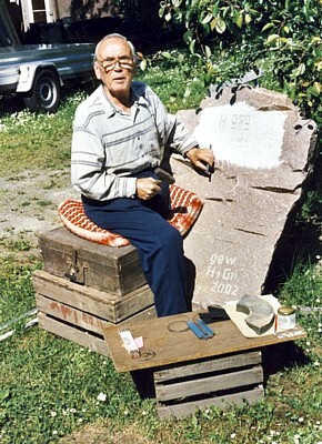 Gerhard Höppner beim Beschriften des Gedenksteines für die Wettinhöhe Einsiedel