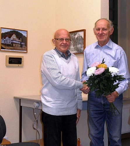 Horst Clauß (li.) wird anlässlich seines 80. Geburtstages im November 2015 durch den Leiter der Geschichtsgruppe Gotthard Clauß für seine unermüdliche Arbeit gedankt.