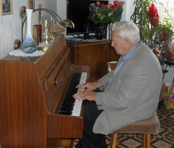 Dr. Günter Hofmann spielt Klavier